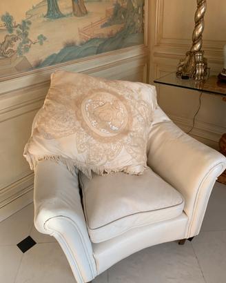 Cuscino grande beige con pizzi