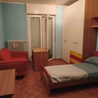 Camera da letto in legno e divano letto