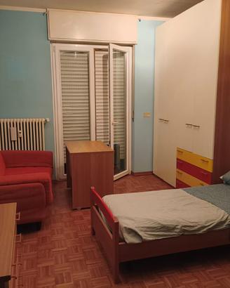 Camera da letto in legno e divano letto