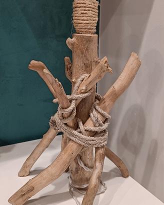 Lampade ed oggetti di legno naufragato in Puglia 