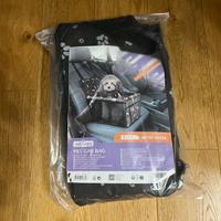 Box da auto per cani di piccola taglia.