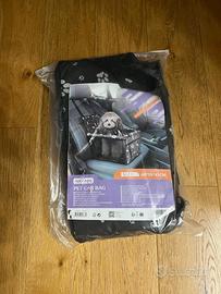 Box da auto per cani di piccola taglia.