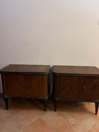 Coppia di comodini d'epoca in legno.