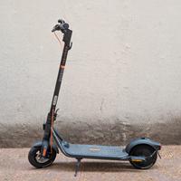 Segway Ninebot F2 Pro con Sospensioni e Frecce 