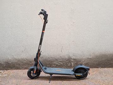 Segway Ninebot F2 Pro con Sospensioni e Frecce 