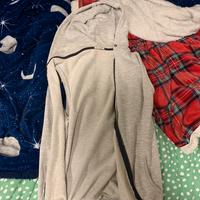 Felpa smanicata con cappuccio color grigio