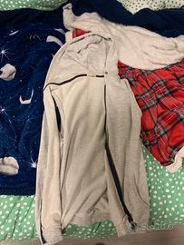 Felpa smanicata con cappuccio color grigio