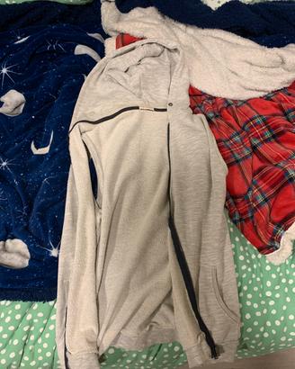 Felpa smanicata con cappuccio color grigio