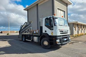 Camion con gru Hiab 144