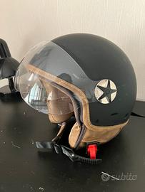 Casco stile vintage con visiera