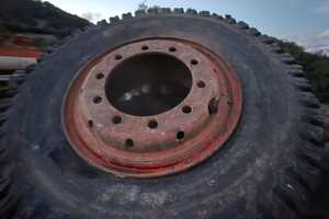 Gomme e cerchi escavatore gommato