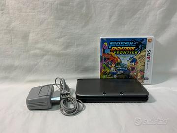 Nintendo 3DS XL con giochi installati e cartuccia