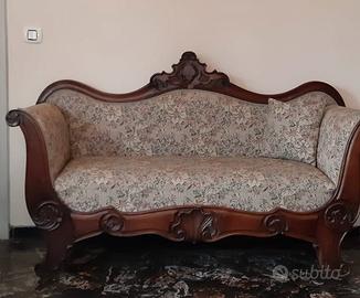 Divano stile antico con struttura in legno