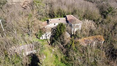 Casale da ristrutturare con terreno