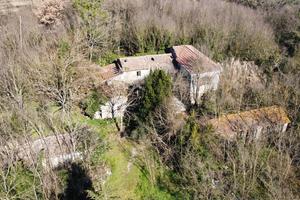 Casale da ristrutturare con terreno