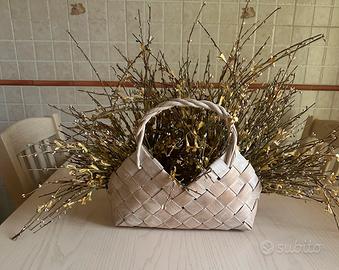 Cesto in legno intrecciato con fiori