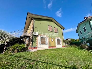 VILLETTA BIFAMILIARE CON GIARDINO PRIVATO