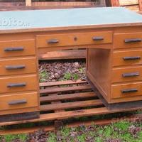Scrivania in legno