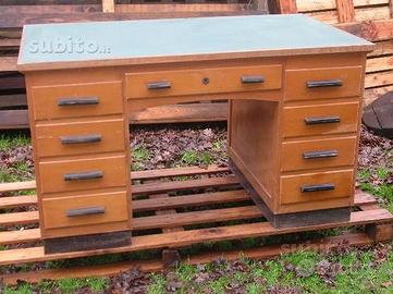 Scrivania in legno