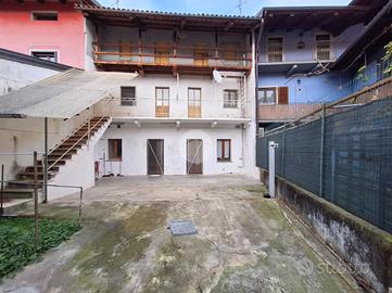 CASA SEMINDIPENDENTE A CARAVINO
