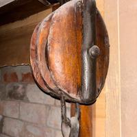 Carrucola antica in legno da barca a vela