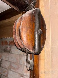 Carrucola antica in legno da barca a vela