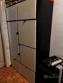 armadio bianco e nero con cassetti
