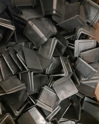 angolari nuovi in plastica neri per imballaggio