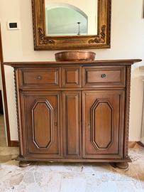 Credenzina in legno massello classico