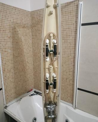 Vasca idromassaggio con cabina doccia