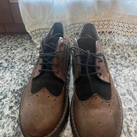 Scarpa con stringhe come nuova