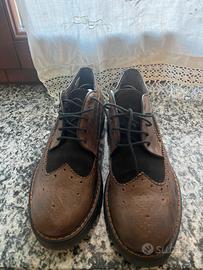 Scarpa con stringhe come nuova