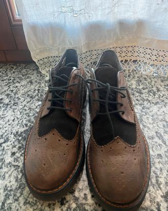 Scarpa con stringhe come nuova