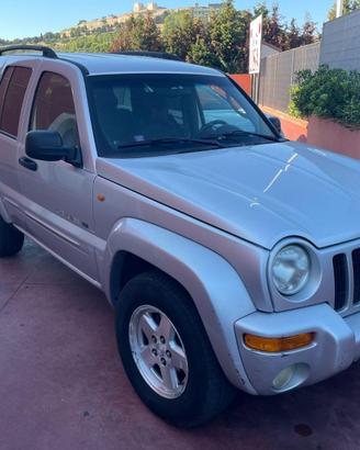 Jeep Liberty CRD 2004 - 4x4 robusto e affidabile