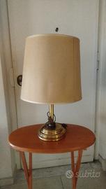 Lampada da tavolo vintage con paralume grande