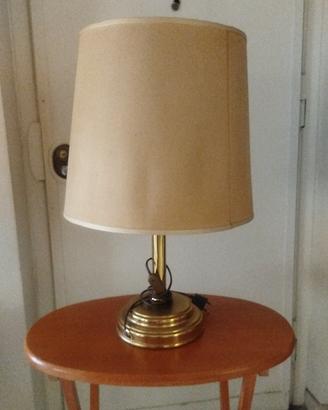 Lampada da tavolo vintage con paralume grande