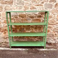 Antico scaffale in legno