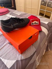 Scarpe piu cappello ferrari