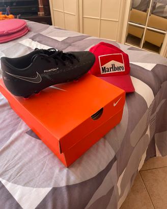Scarpe piu cappello ferrari
