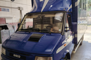 Van trasporto cavalli con selleria