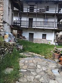 Rustico ristrutturato su tre livelli a Corio (TO)
