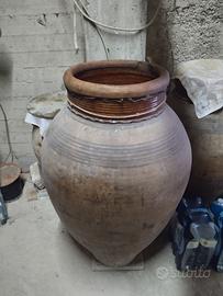 Giara di terracotta antica