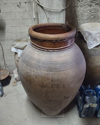 Giara di terracotta antica