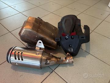 Scarico completo + Portatarga Cf 700