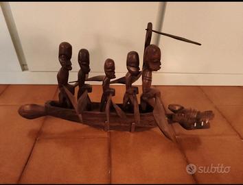 Imbarcazione tribale in legno 