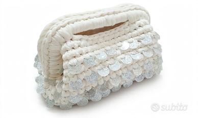 pochette bianca con palletes argento fatto amano