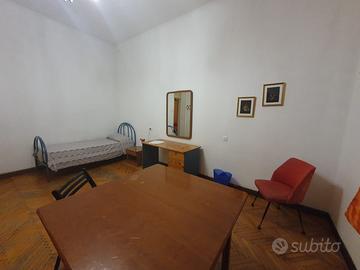 Stanza singola a ragazza lavoratrice