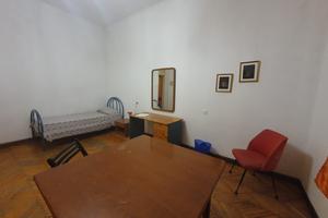 Stanza singola a ragazza lavoratrice