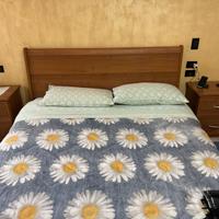 Letto in legno con comodini