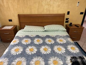 Letto in legno con comodini